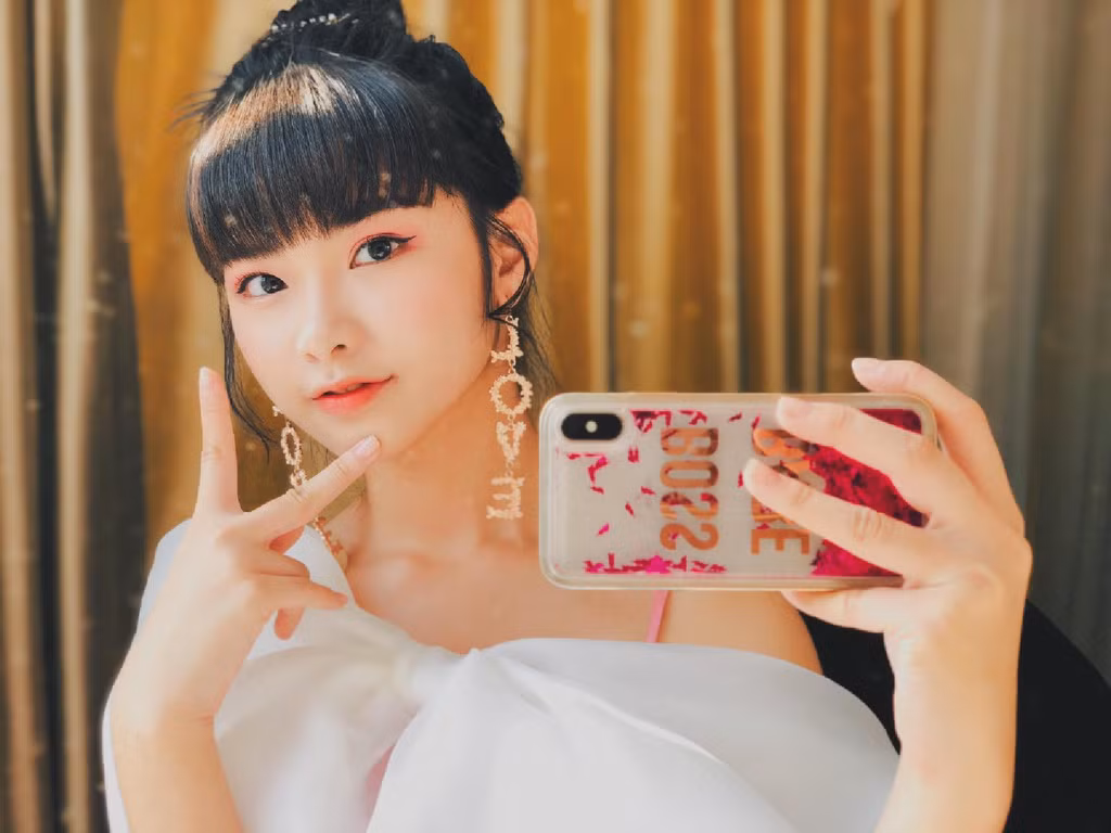 Đến tháng 12/2019, nhóm phát hành MV thứ hai trong sự nghiệp mang tên Koisuru Fortune Cookie - Thất tình tích cực có sự tham gia của 1.200 người. Đây cũng là MV đầu tiên Ánh Sáng đảm nhận vị trí trung tâm. Ngoài các sân khấu trong nước, nhóm đã có 2 chuyến lưu diễn nước ngoài, cụ thể là tại Thái Lan và Trung Quốc.