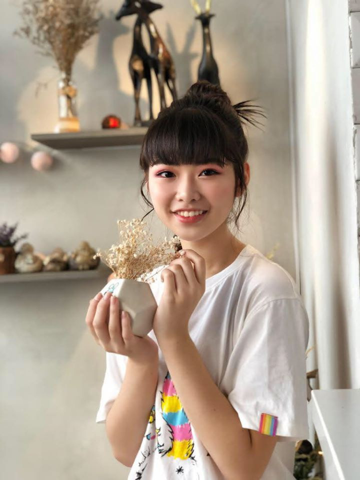 Ở MV Thất tình tích cực, Ánh Sáng với vẻ ngoài dễ thương, năng động được đánh giá là đảm nhận tốt vai trò và giúp SGO48 được chú ý nhiều hơn.