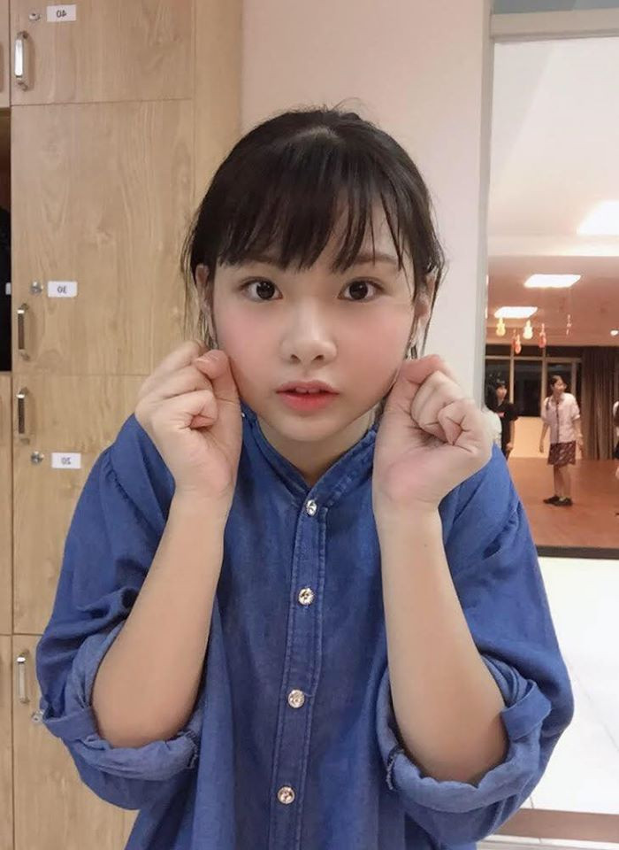 Tuy nhiên, cô được nhà sản xuất chọn bởi có tố chất của một thần tượng. Qua quá trình đào tạo, em út của SGO48 dần tiến bộ. Ở MV thứ 2 của nhóm là Thất tình tích cực, Ánh Sáng còn được chọn để đảm nhận vai trò center.