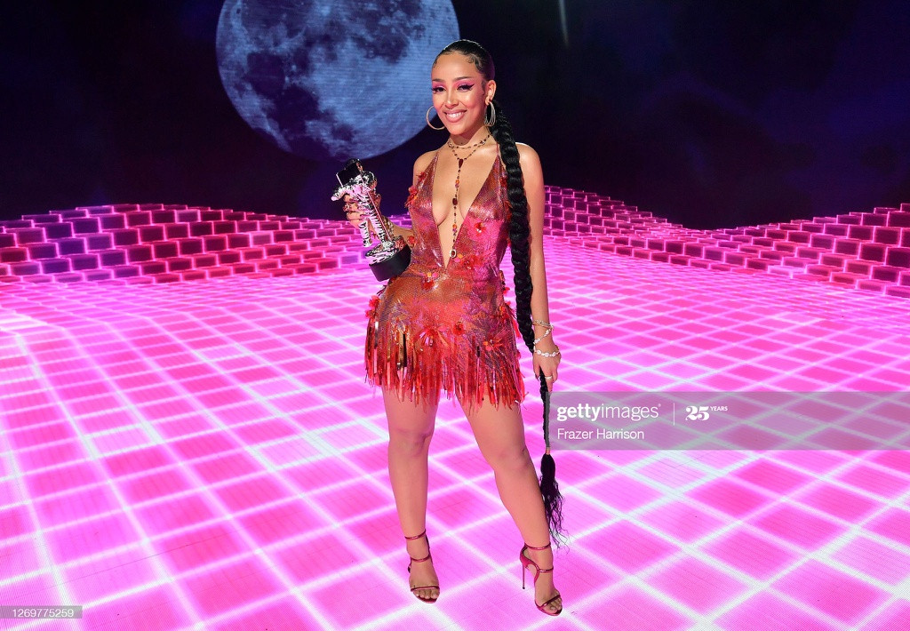 Ngay sau màn trình diễn Say So và Like That, Doja Cat nhanh chóng thay bộ catsuit sặc sỡ thành váy xẻ ngực gợi cảm để trở lại sân khấu nhận giải. Cô đánh bại nhiều đối thủ nặng ký ở hạng mục Nghệ sĩ mới xuất sắc tại VMAs 2020. Ảnh: Getty.