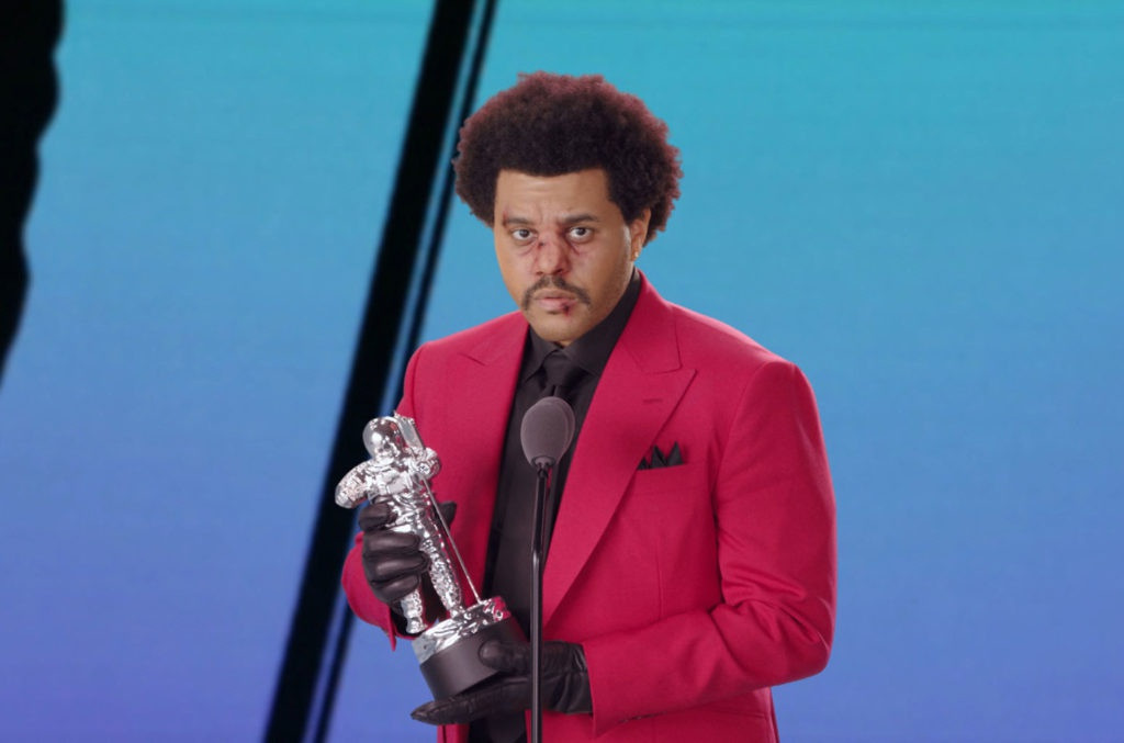 Video của năm và Video R&amp;B xuất sắc thuộc về Blinding Lights do The Weeknd thể hiện. Trong bài phát biểu, anh nhắc Jacob Blake và Breonna Taylor - hai người gốc Phi thiệt mạng năm nay: "Rất khó để tôi ăn mừng chiến thắng vì sự bất công về chủng tộc đang diễn ra trong nước. Vậy nên, tôi chỉ muốn nhân danh công lý cho Jacob Blake và Breonna Taylor ngay lúc này". Ảnh: MTV.