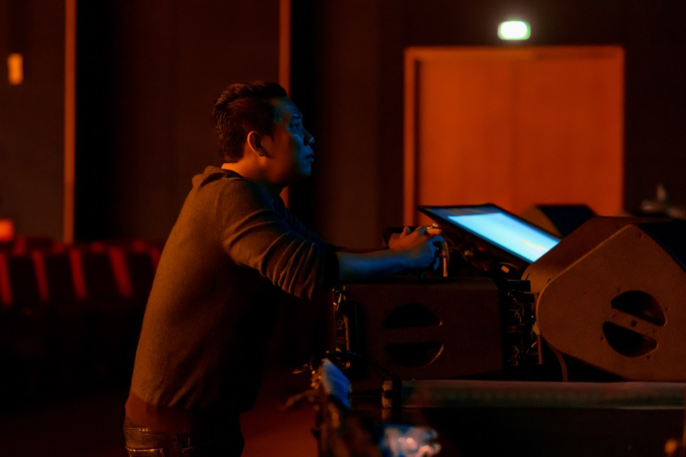 Đức Huy hộ tống vợ đến buổi tập.