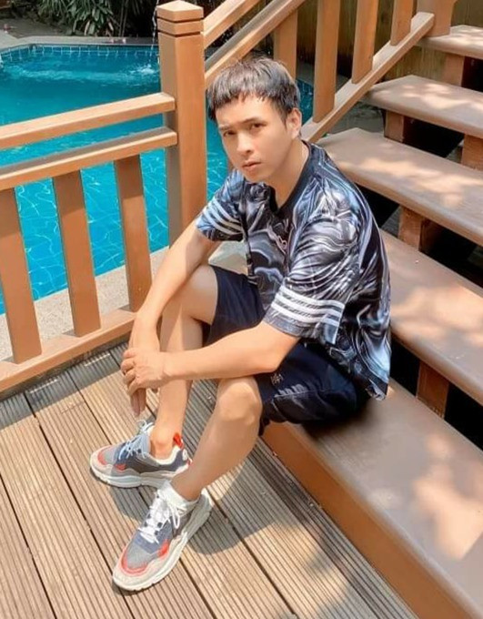 Nghỉ dịch quá lâu, Hồ Quang Hiếu hài hước than: "Điện thoại mình bị lỗi hay gì mà lâu nay không thấy ai gọi show đi làm nữa vậy ta?".