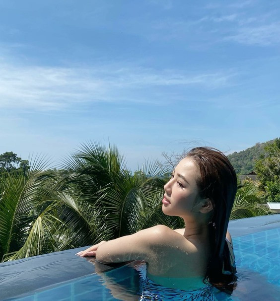 Amee khiến khán giả bất ngờ khi khoe vai trần quyến rũ tại bể bơi. Dạo gần đây, Amee đã tích cực thay đổi phong cách, không chỉ dập khuôn với những hình ảnh công chúa ngày đầu.