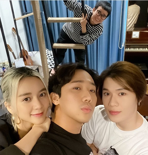 Sao Việt Trấn Thành khiến khán giả không khỏi bật cười khi chia sẻ hình ảnh "cô giáo" Phương Uyên "đu cột". Nhiều người hâm mộ liên tục đồn đoán và chờ đợi sự trở lại của nam MC nổi tiếng với vai trò ca sĩ.