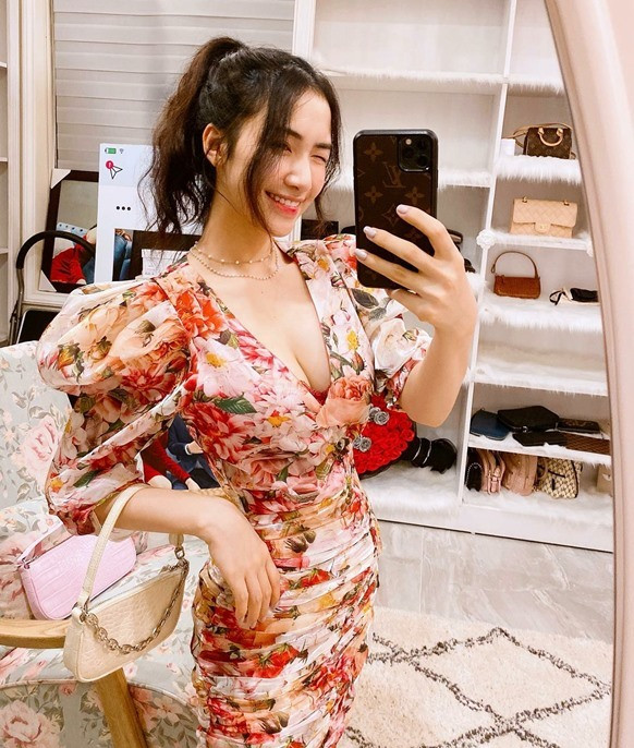 Hoa Minzy khoe vong 1 day dan sau tin don sinh con voi dai gia