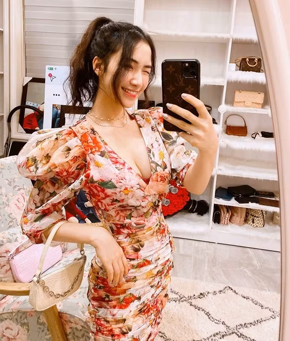 Hoa Minzy khoe vong 1 day dan sau tin don sinh con voi dai gia