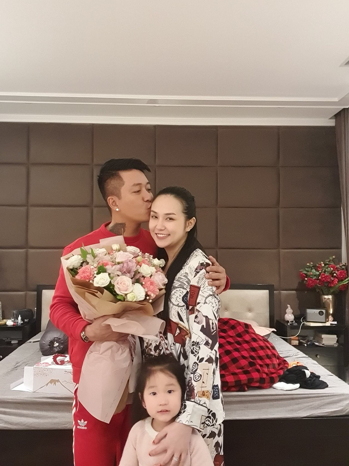 Vợ chồng nam ca sĩ thường xuyên hâm nóng tình cảm bằng những món quà bất ngờ dành cho đối phương khiến nhiều người ngưỡng mộ.