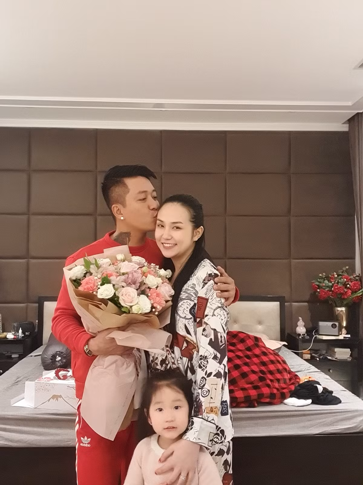 Vợ chồng nam ca sĩ thường xuyên hâm nóng tình cảm bằng những món quà bất ngờ dành cho đối phương khiến nhiều người ngưỡng mộ.