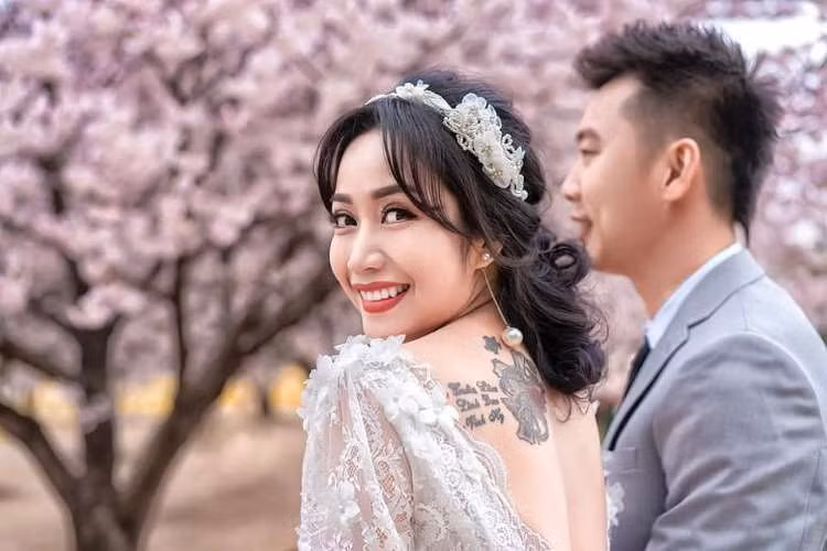 Nữ nghệ sĩ thường xuyên diện những trang phục hở lưng để khoe được hình xăm ý nghĩa này. Gia đình cô cũng được nhiều người ngưỡng mộ vì thường xuyên chia sẻ nhiều khoảng khắc hạnh phúc.