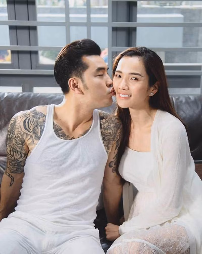 Hình xăm đặc biệt trên cơ thể khiến nhiều fan ngưỡng mộ tình yêu Ưng Hoàng Phúc dành cho vợ. Hiện tại hai vợ chồng đang sống hạnh phúc cùng 3 thiên thần đáng yêu. Bà xã nam ca sĩ cũng là hậu phương vững chắc hỗ trợ anh trong mọi công việc.