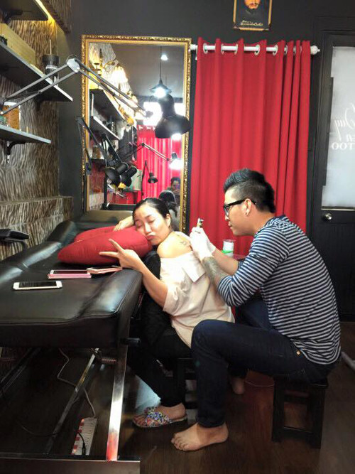 Ốc Thanh Vân là sao nữ sở hữu những hình xăm ghi lại dấu ấn của tình yêu khi có hình xăm một chú rùa phía sau gáy, thể hiện tình cảm với ông xã Minh Trí bởi anh có biệt danh "Trí Rùa".