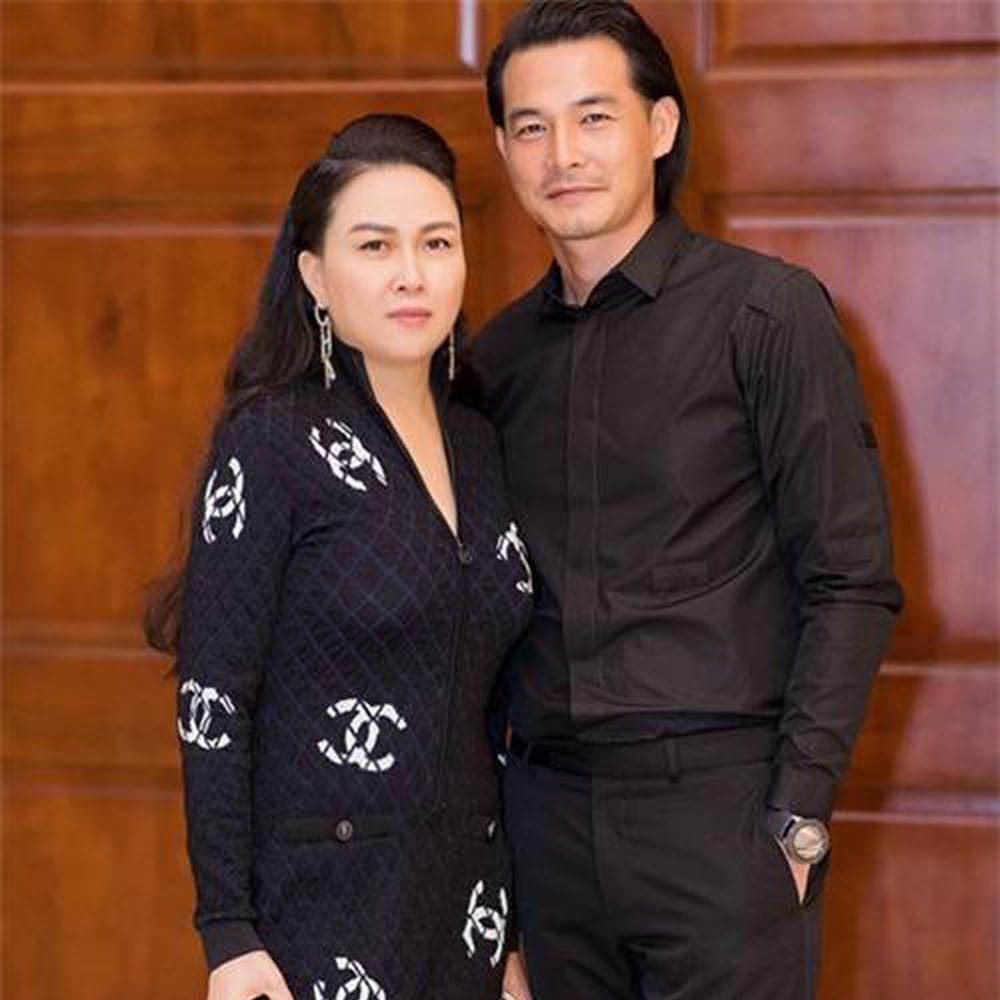 Kể từ khi ly hôn vợ cũ Lê Phương và dọn về ở chung với doanh nhân Phượng Chanel, Quách Ngọc Ngoan gần như rời khỏi các hoạt động showbiz.