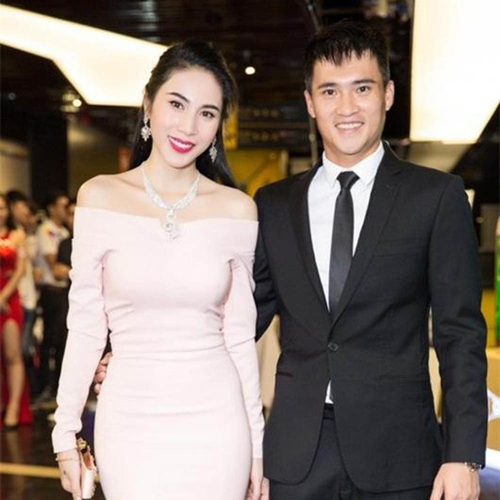 Hình xăm này của Công Vinh ngay khi bị lộ ra đã khiến nhiều fan “tan chảy” vì lời hứa đầy ngọt ngào mà cũng hết sức tin cậy của cầu thủ đội tuyển Việt Nam dành cho bà xã Thủy Tiên.