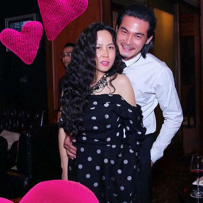 Hằng ngày nam diễn viên tận hưởng cuộc sống sang chảnh, hạnh phúc, du lịch khắp nơi cùng bạn gái đại gia.