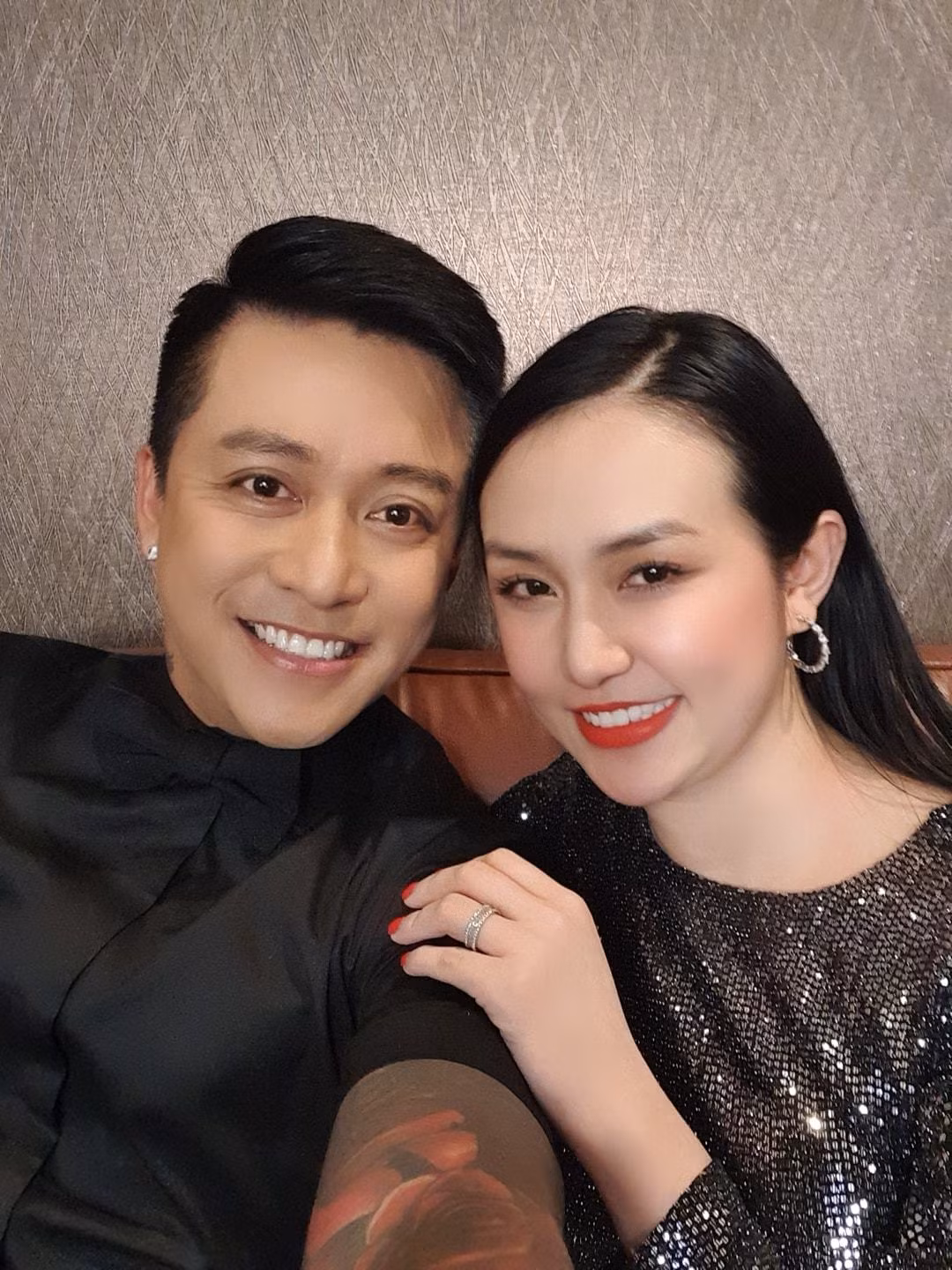 Từng được xem là ‘soái ca đào hoa’ của showbiz nhưng từ lúc kết hôn với Hương Baby, ca sĩ của bản hít "Nắm lấy tay anh'' thay đổi nhiều về tính cách và quan điểm sống. Anh luôn hướng về gia đình và không ngần ngại bày tỏ tình yêu dành cho bà xã cùng ba con.