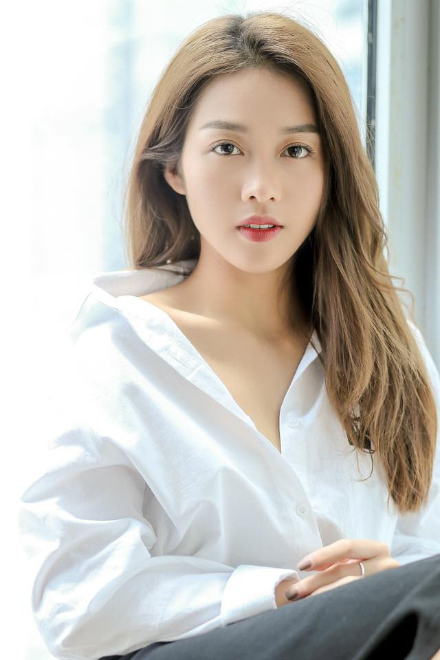 Thời gian gần đây, Khả Ngân cũng góp mặt trong bộ phim điện ảnh nổi tiếng "Hậu duệ mặt trời" phiên bản Việt.