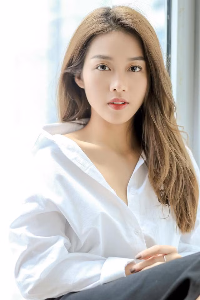 Thời gian gần đây, Khả Ngân cũng góp mặt trong bộ phim điện ảnh nổi tiếng "Hậu duệ mặt trời" phiên bản Việt.