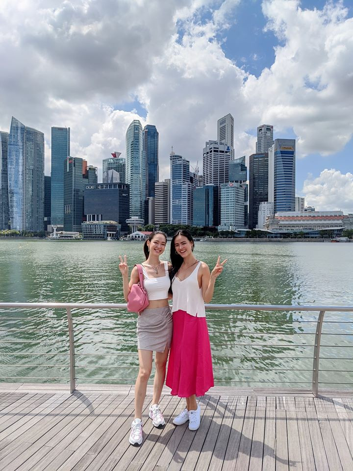Cô đi du lịch cùng bạn thân ở Singapore.