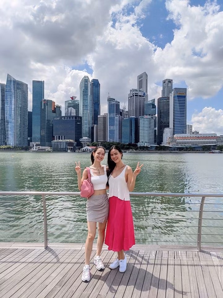 Cô đi du lịch cùng bạn thân ở Singapore.