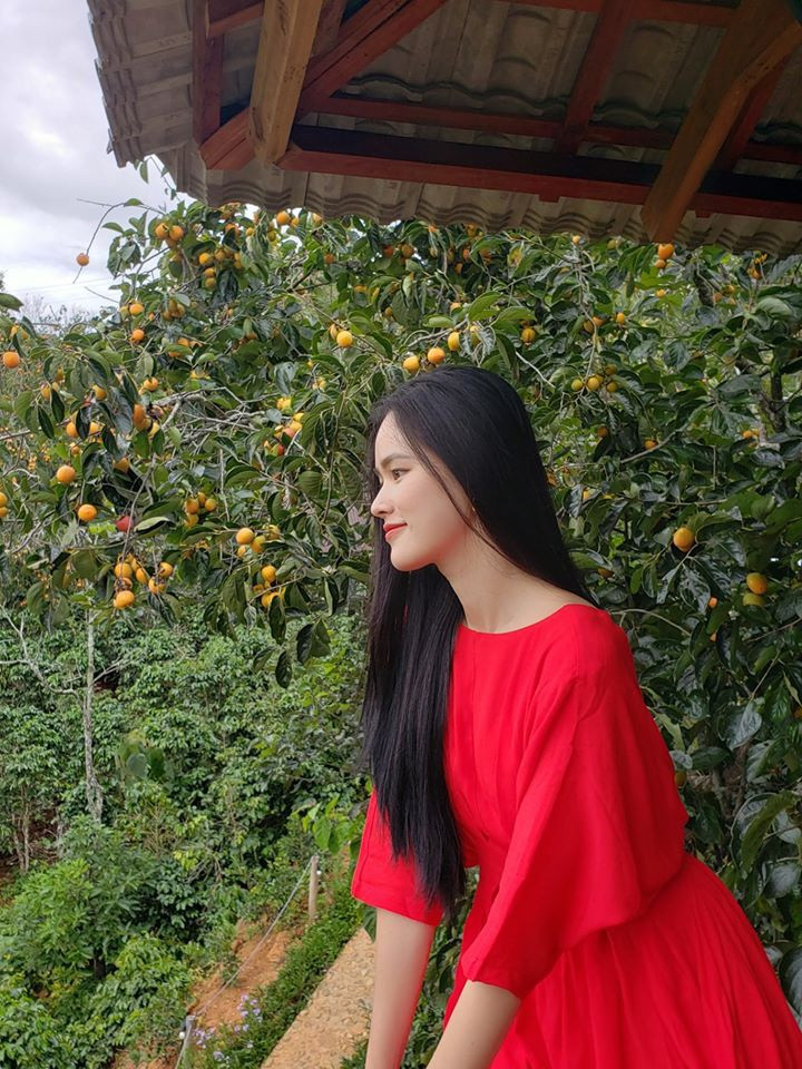 Vẻ ngoài rạng rỡ, tươi tắn của á quân cuộc thi Vietnam's Next Top Model 2010. Tuyết Lan là người kín tiếng trong chuyện tình cảm. Cô ít khi chia sẻ thông tin riêng tư trên trang cá nhân.