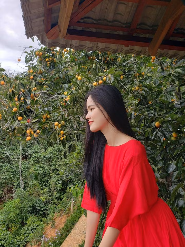 Vẻ ngoài rạng rỡ, tươi tắn của á quân cuộc thi Vietnam's Next Top Model 2010. Tuyết Lan là người kín tiếng trong chuyện tình cảm. Cô ít khi chia sẻ thông tin riêng tư trên trang cá nhân.