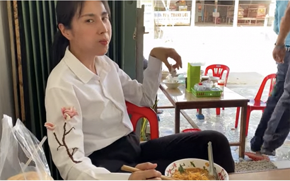 Quyen duoc 11 ty cho dan mien Tay, Thuy Tien xi xup an mi chong doi-Hinh-3