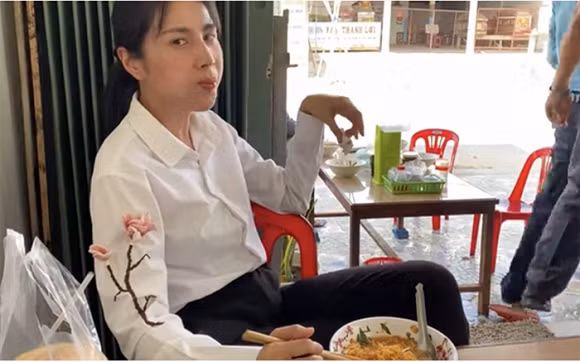 Quyen duoc 11 ty cho dan mien Tay, Thuy Tien xi xup an mi chong doi-Hinh-3