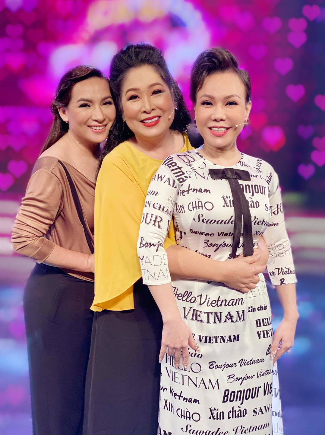 NSND Hồng Vân chụp ảnh thân thiết bên Phi Nhung, Việt Hương khi cùng đi quay chung gameshow.
