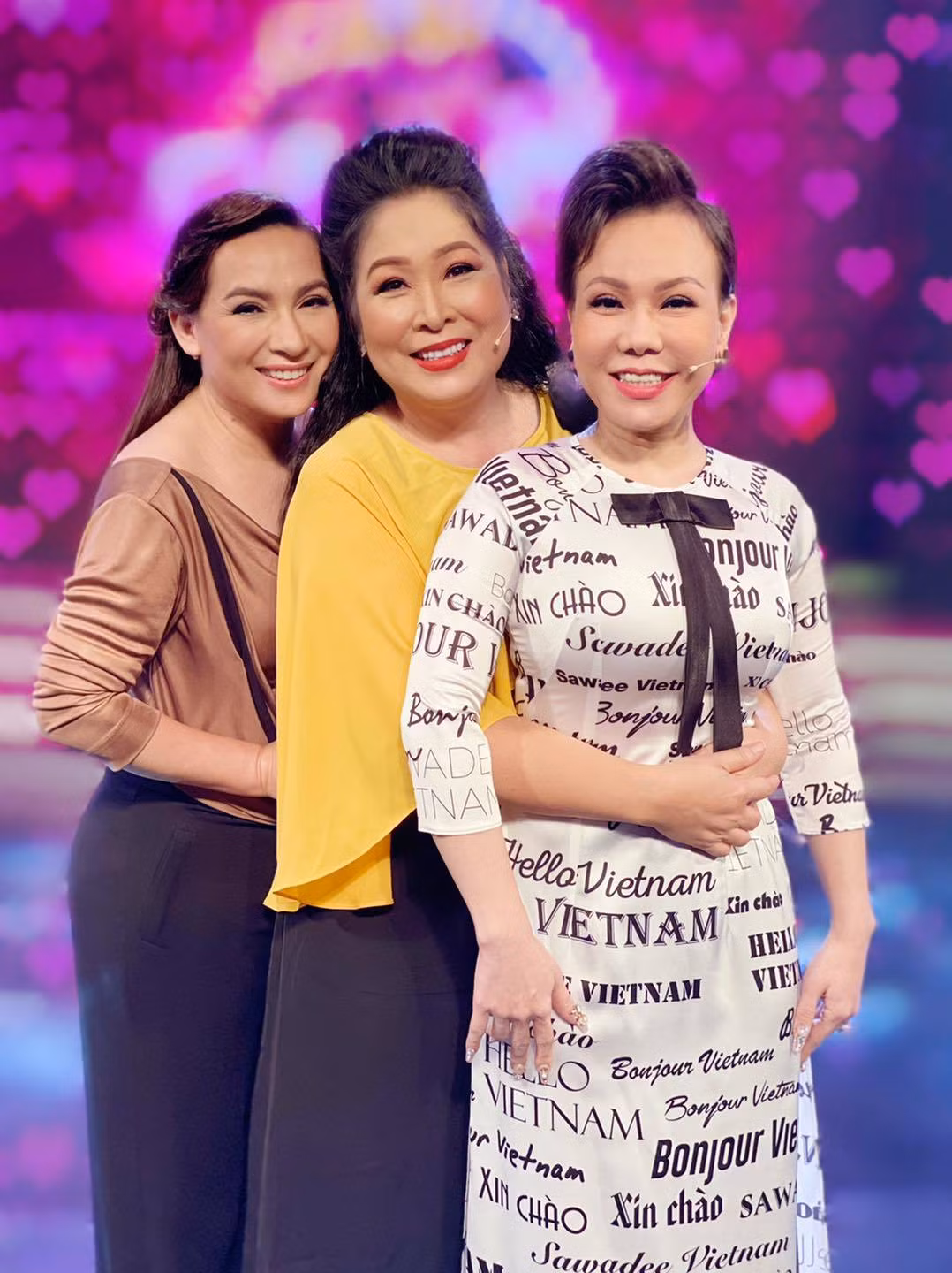 NSND Hồng Vân chụp ảnh thân thiết bên Phi Nhung, Việt Hương khi cùng đi quay chung gameshow.
