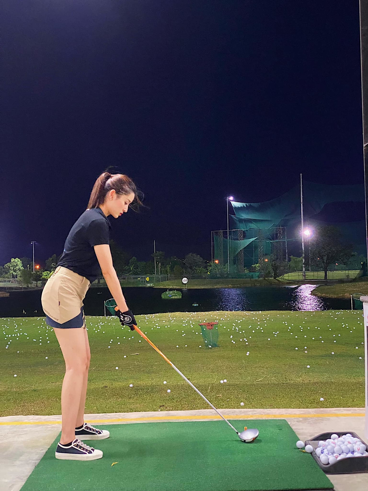 Á hậu Huyền My thích thú với niềm đam mê mới là chơi golf. "Sự nghiệp cầm gậy đi cuốc đất khá gian nan các bác ạ, khổ thân thầy cứ chỉ đạo hết công suất", người đẹp viết.
