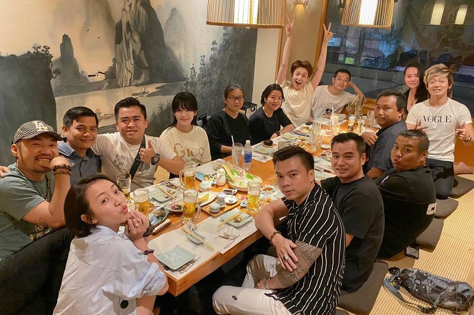 Ngô Kiến Huy hạnh phúc đón sinh nhật tuổi 32 bên những người đồng nghiệp, bạn bè thân thiết.