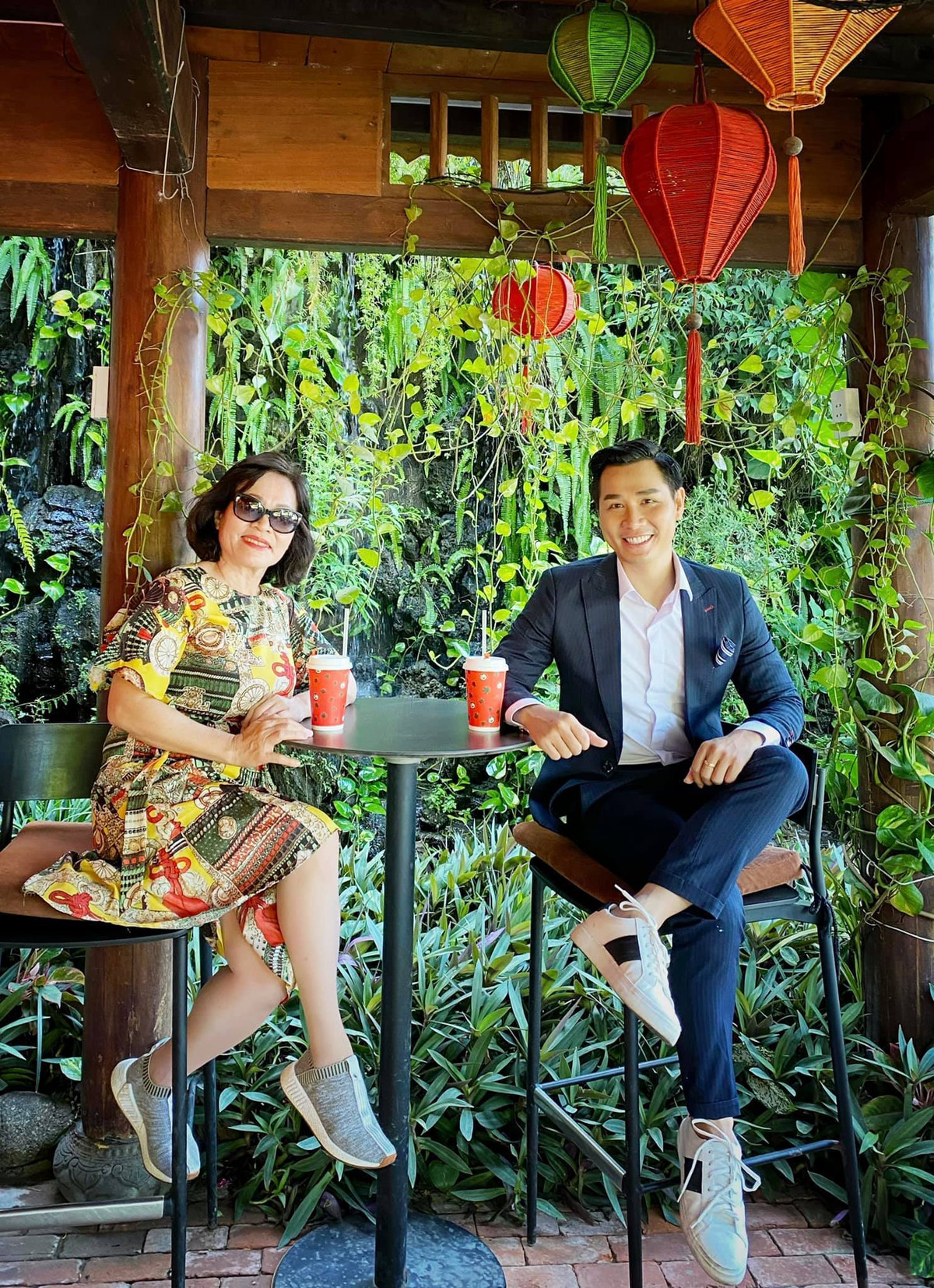 MC Nguyên Khang dành thời gian bên mẹ. "Mừng ngày gia đình Việt Nam, Khang mời mẹ đến không gian yên bình của phố cổ, thưởng thức ly cafe và hít thở không gian biển nghe sóng biển rì rào", anh viết.