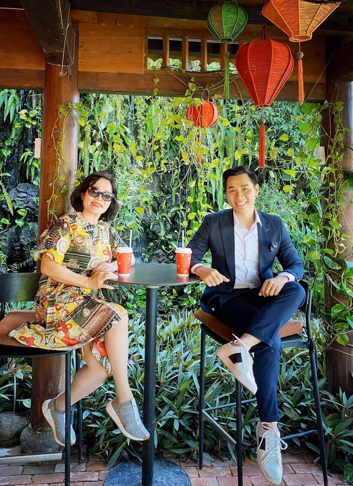 MC Nguyên Khang dành thời gian bên mẹ. "Mừng ngày gia đình Việt Nam, Khang mời mẹ đến không gian yên bình của phố cổ, thưởng thức ly cafe và hít thở không gian biển nghe sóng biển rì rào", anh viết.