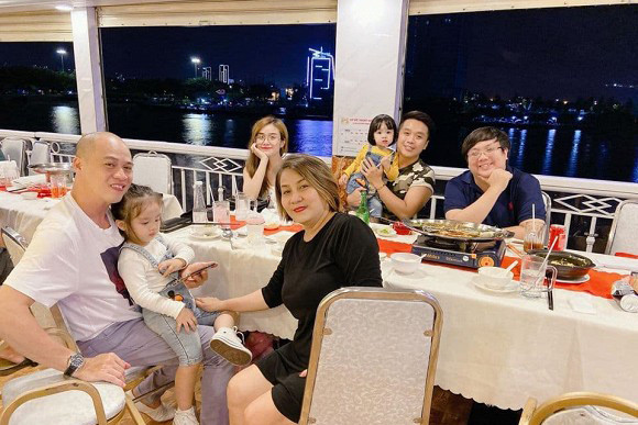 Bảo Ngọc - vợ cũ Hoài Lâm vui vẻ đi ăn cùng hai con gái và gia đình sau khi ly hôn. Bức ảnh được nghệ sĩ Gia Bảo - anh trai Bảo Ngọc đăng tải kèm lời nhắn ẩn ý: "Lâu rồi mới lên tàu, luôn bên nhau lúc cần! Sống đúng ngẩng mặt nhìn đời".