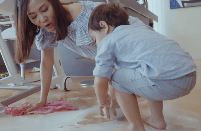 Thu Minh từng chia sẻ về cuộc sống chăm con. Nữ ca sĩ nổi tiếng với hình tượng sang chảnh tâm sự: "Không có bố ở nhà thì ngon ngọt, ngoan ngoãn... Bố về là như có thế lực chống lưng coi mình như củ khoai. Bố có gì hay hơn mẹ mà anh tôn sùng thế không biết. Hơi chút là đem bố ra dọa. Bố thì thấy mẹ đang dạy chưa cần biết đúng sai đã nhảy vào mở đường thoát thân cho anh. Hai bố con tự nuôi nhau đi nhé".