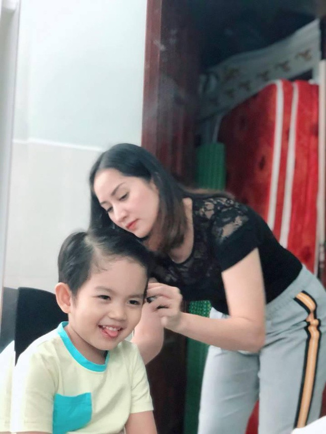 Năm 2015, Khánh Thi sinh con đầu lòng với bạn trai kém 12 tuổi Phan Hiển. Đến tháng 6/2018, Khánh Thi sinh con gái thứ 2 cho Phan Hiển ở tuổi 37.