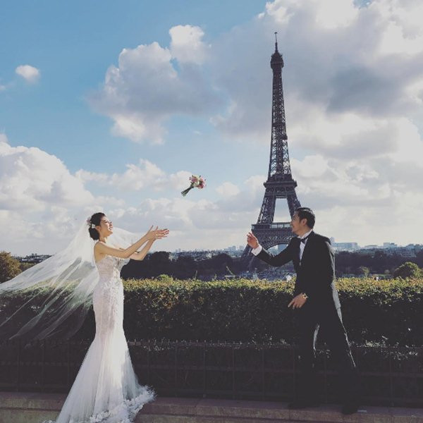 Bộ ảnh tái hiện lại câu chuyện tình yêu ngọt ngào của cặp đôi.