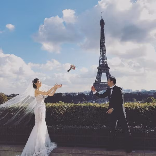 Bộ ảnh tái hiện lại câu chuyện tình yêu ngọt ngào của cặp đôi.