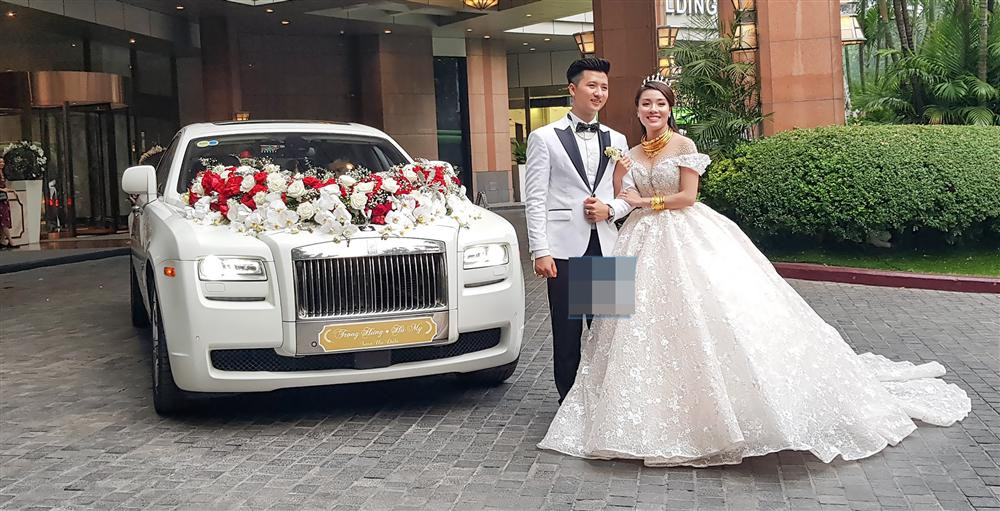 Đám cưới của cặp đôi diễn ra cực kỳ hoành tráng vào hồi tháng 10 năm 2019. Cô dâu chú rể như công chúa và hoàng tử bước ra từ truyện cổ tích. Chi phí cho đám cưới cũng lên đến cả tỷ đồng.