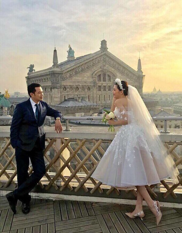 Cả hai kết hôn vào tháng 1/2018 lần lượt ở Vũng Tàu và Hà Nội. Sau khi theo chàng về dinh, người đẹp sinh năm 1993 tạm dừng các hoạt động showbiz và tập trung thời gian cho mái ấm gia đình.