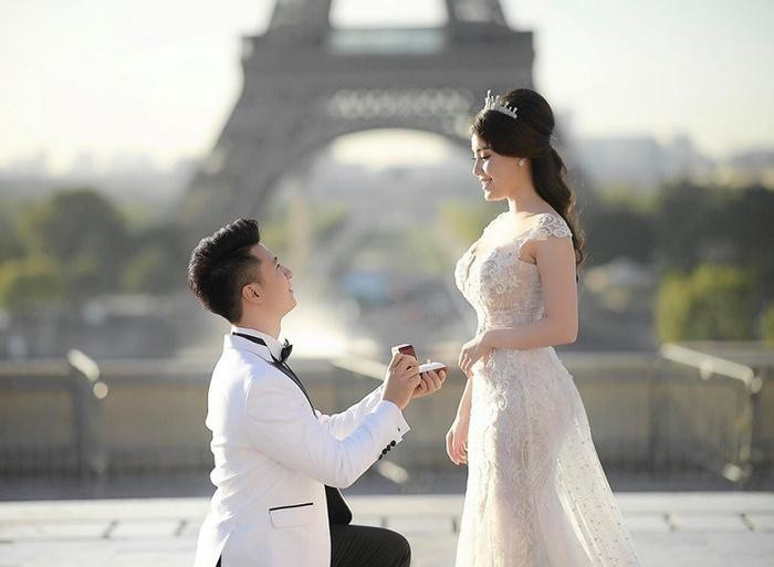 Trọng Hưng cầu hôn Hà My lãng mạn dưới chân cầu tháp Eiffel.