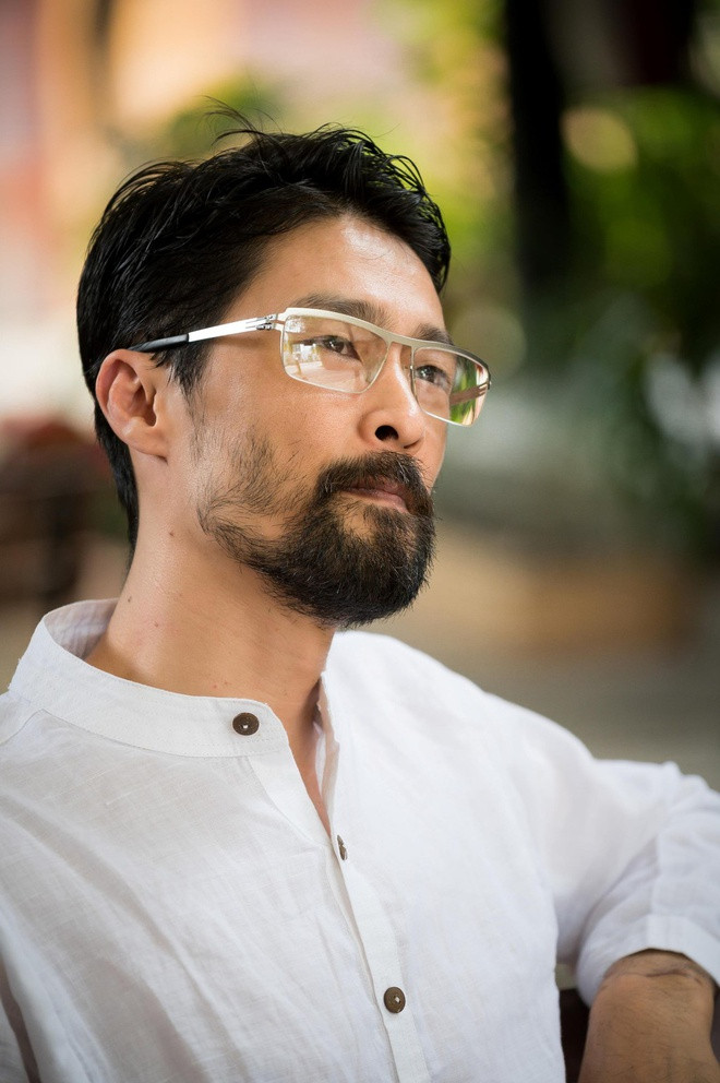 Trước sự ra đi của người nghệ sĩ tài hoa cũng là chú ruột của mình, Johnny Trí Nguyễn chia sẻ nghệ sĩ Chánh Tín là thần tượng thời thơ ấu của anh, người đã truyền cho anh niềm đam mê điện ảnh. Ngôi sao Ván bài lật ngửa giúp anh học hỏi được tinh thần yêu nghề, hy sinh vì nghiệp.