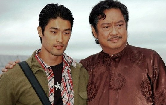 Johnny Trí Nguyễn: Diễn viên Johnny Trí Nguyễn (tên thật Nguyễn Chánh Minh Trí) từng rất thành công và tạo được dấu ấn với khán giả khi tham gia dòng phim hành động. Johnny Trí Nguyễn được biết đến là diễn viên đóng thế người Việt nổi tiếng ở Hollywood. Đặc biệt, anh cũng tham gia diễn xuất trong bom tấn Spider Man 2. Ở Việt Nam, anh nổi tiếng qua các vai diễn hành động trong phim Dòng máu anh hùng, Bẫy rồng, Giải cứu thần chết, Tèo Em… Hiện, anh đã “lui về ở ẩn”, hạn chế tham gia các hoạt động nghệ thuật.