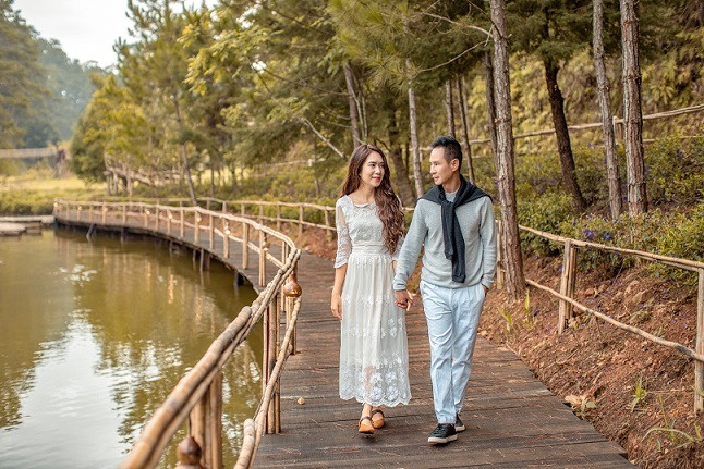 Mùa dịch Covid 19, các hoạt động phim ảnh của Lý Hải đều bị ảnh hưởng nhiều. Trong đó, dự án "Lật mặt 5" phải dời lịch ra mắt sang Tết Nguyên đán. Cặp đôi tranh thủ thời gian làm hậu kỳ và viết kịch bản cho phần mới của series phim.