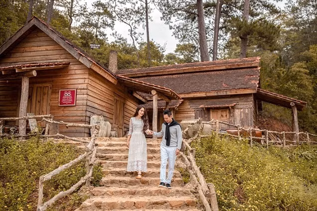 Vợ chồng Lý Hải càng thêm gắn kết từ khi anh từ bỏ vai trò ca sĩ chuyển sang làm phim. Giọng ca "Trọn đời bên em" cho biết vợ chính là động lực lớn nhất để anh có thể tập trung hết mình cho công việc.