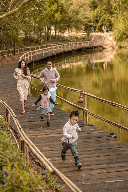 Các con của Lý Hải dù sinh ra trong gia đình có đủ điều kiện nhưng được bố mẹ giáo dục cách tự lập từ nhỏ. Nam đạo diễn và vợ chọn cách tôn trọng sở thích và sự lựa chọn của các bé, thay vì bắt ép chúng theo ý mình.