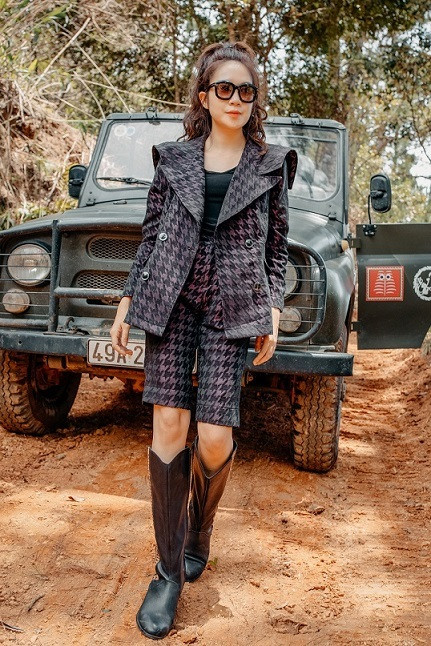 Minh Hà – bà xã Lý Hải từng tốt nghiệp thạc sĩ ở Anh. Sau kết hôn, cô lui về phía sau chăm sóc tổ ấm nhỏ, đồng thời hỗ trợ chồng làm sản xuất, đạo diễn phim.