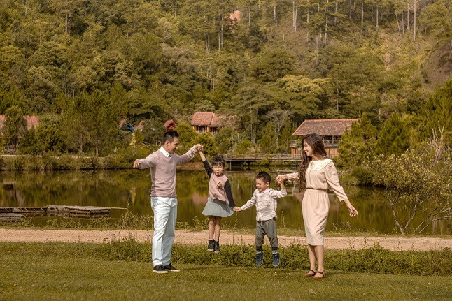 Bên cạnh đầu tư việc học, 2 vợ chồng cũng thường xuyên dẫn con đi du lịch nhiều nơi với mong muốn các bé có được trải nghiệm thực tế ngay từ nhỏ.