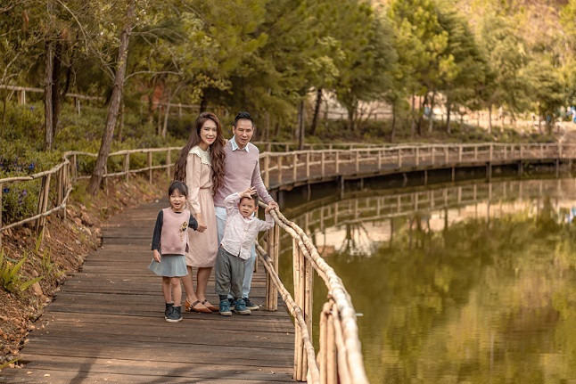 Do 2 người con lớn bận học, buổi chụp ảnh chỉ có 2 bé Sunny và Mio tham gia. Các bé hào hứng, thích thú trong chuyến nghĩ dưỡng cùng bố mẹ.